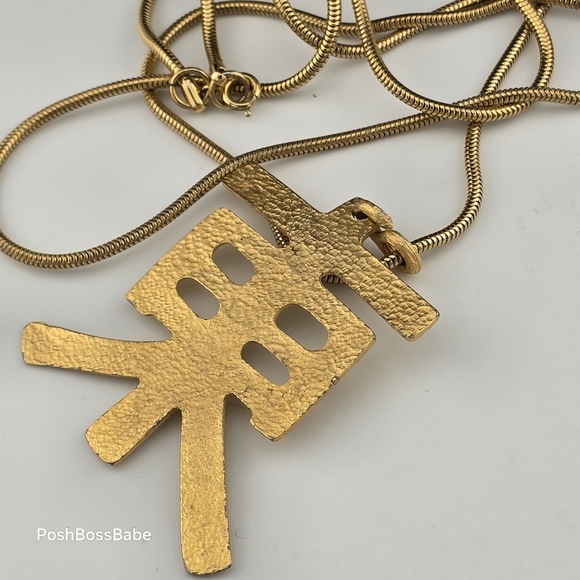 Vintage Long Gold Tone Necklace with Asian-Inspired Pendant - Picture 10 of 10